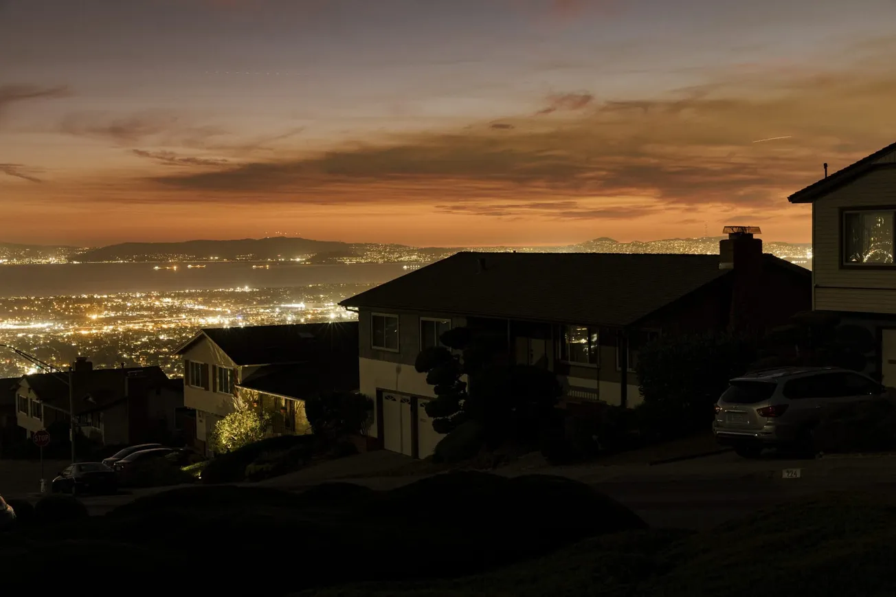 Deslizamientos y cortes de electricidad obligan a declarar emergencia en California