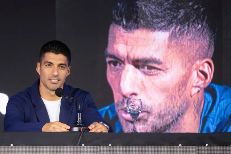 Luis Suárez cuelga los botines de la Celeste tras 17 años