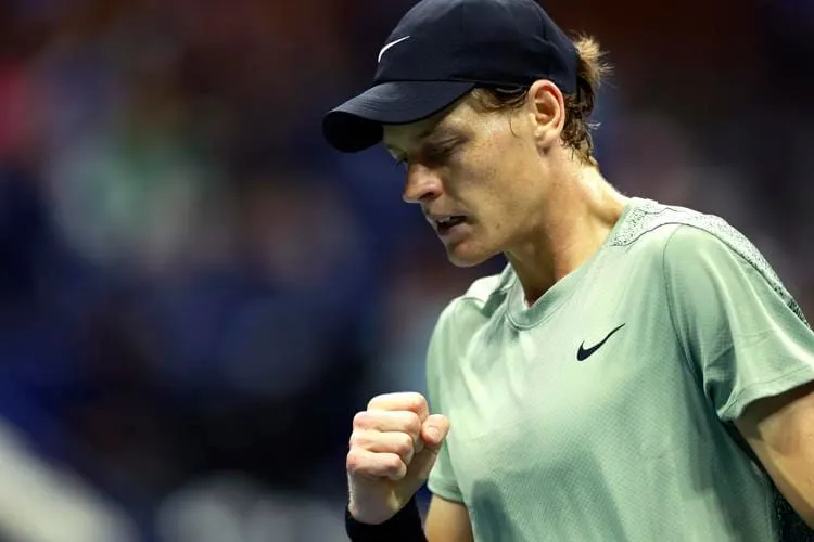 Sinner supera polémica por dopaje y brilla en US Open