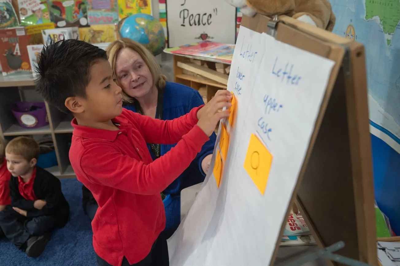 Una escuela bilingüe invita a su Open House a las familias hispanas