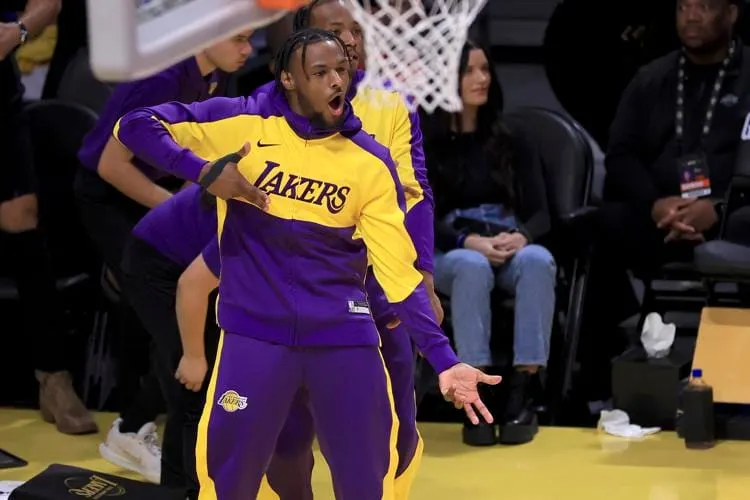 Bronny James anota su primera canasta en la NBA en memorable debut con los Lakers