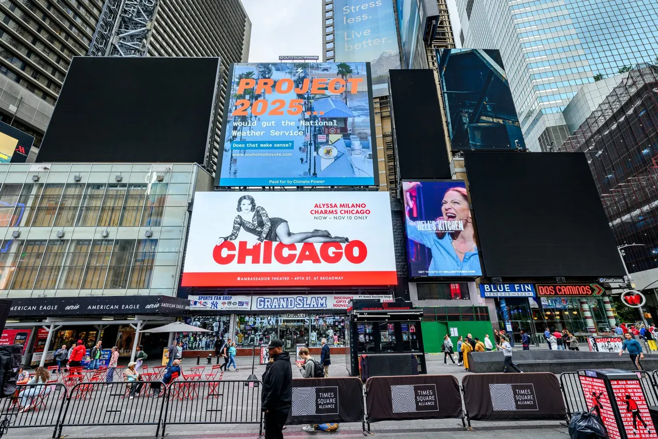 Climate Power destaca peligros del Proyecto 2025 con advertencia en Times Square