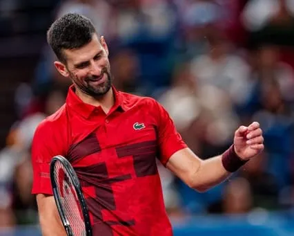 Novak Djokovic avanza firme en el Masters 1000 de Shanghai a pesar de la lluvia