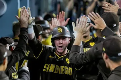 Padres dominan a Dodgers en emotivo encuentro de playoff