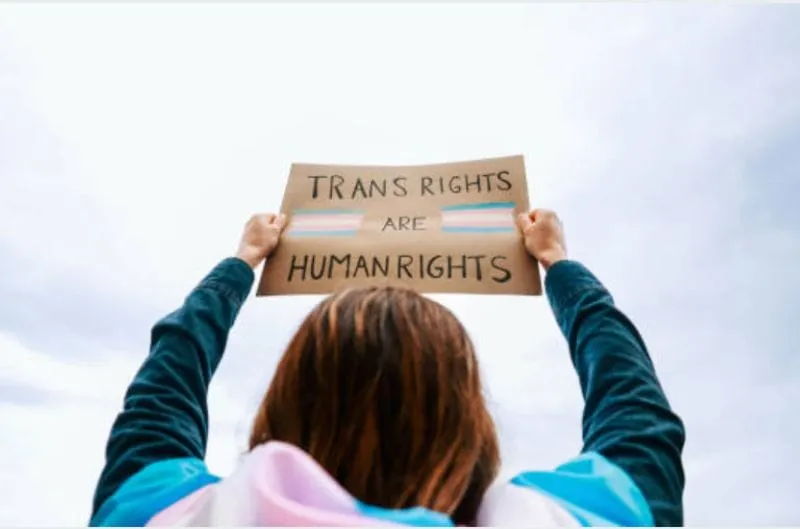 Aumentan suicidios en adolescentes trans tras leyes restrictivas, revela estudio