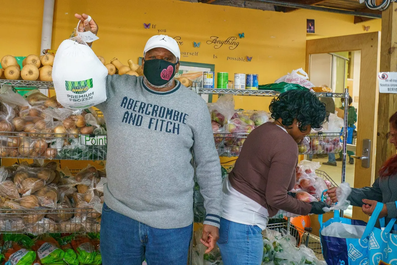 La generosidad cada año pone un pavo o un pollo en la mesa
