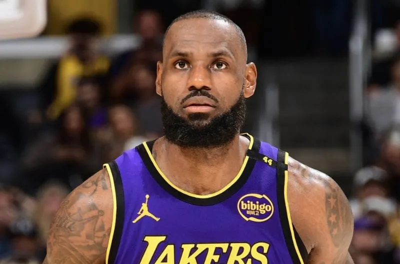 LeBron James responde a las críticas online cerrando sus redes sociales