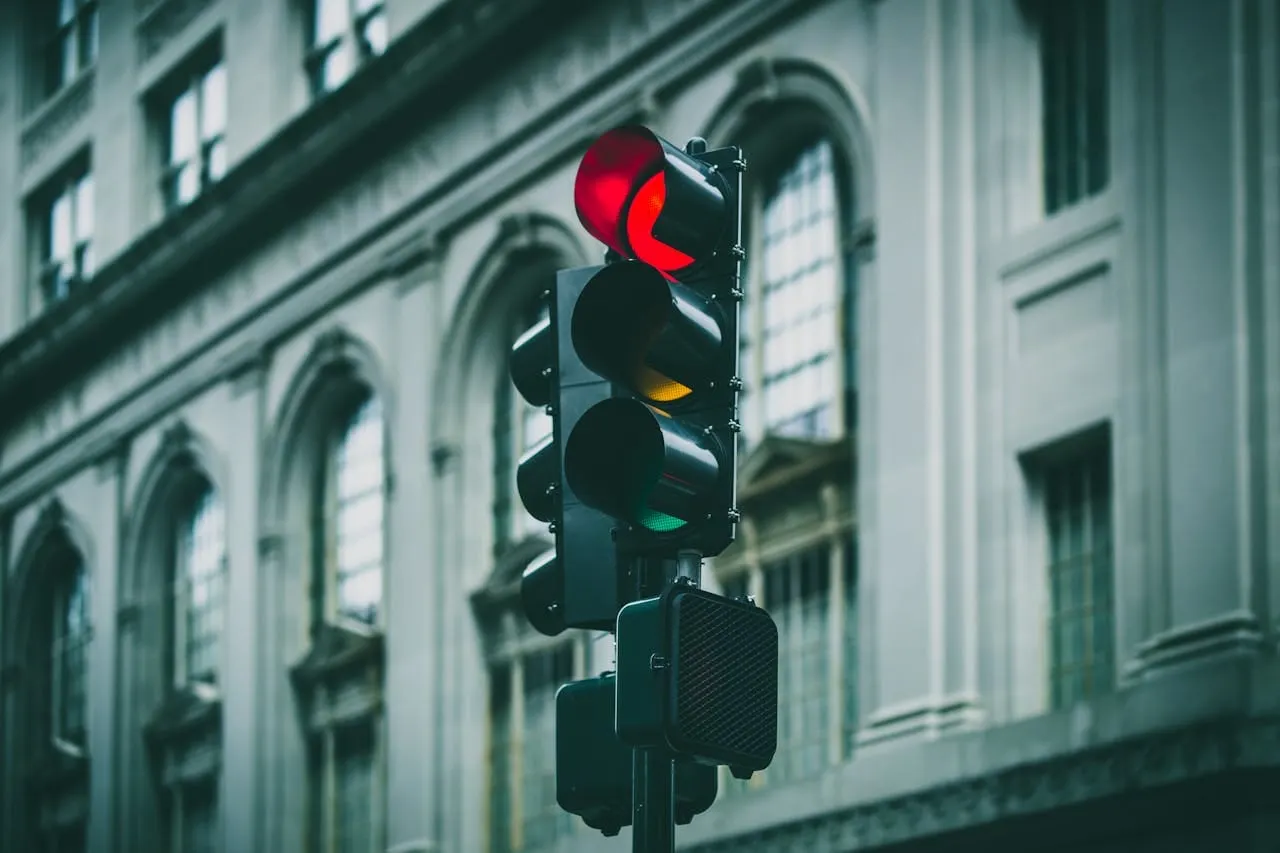 ¿Se prohibirá girar a la derecha con el semáforo en rojo en DC? La ley que está en espera