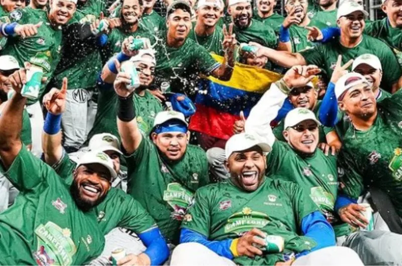 Venezolanos celebran la victoria del Magallanes en Choque de Gigantes