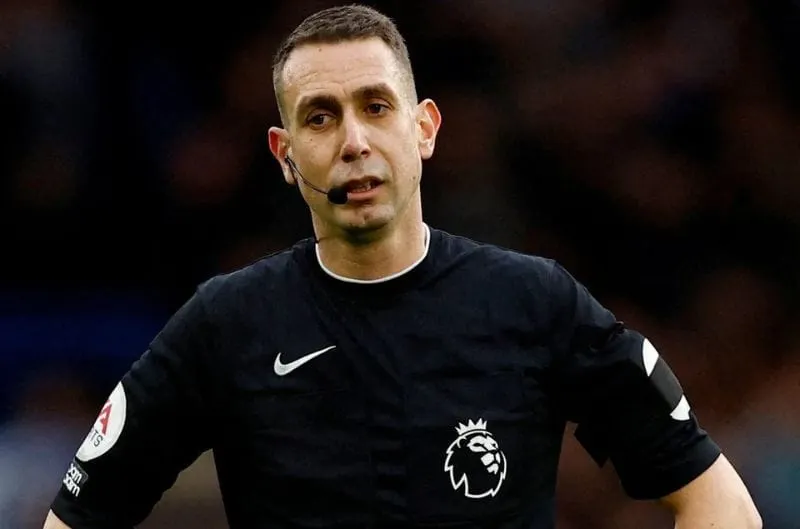 David Coote pierde su puesto tras insultos, drogas y controversias en la Premier