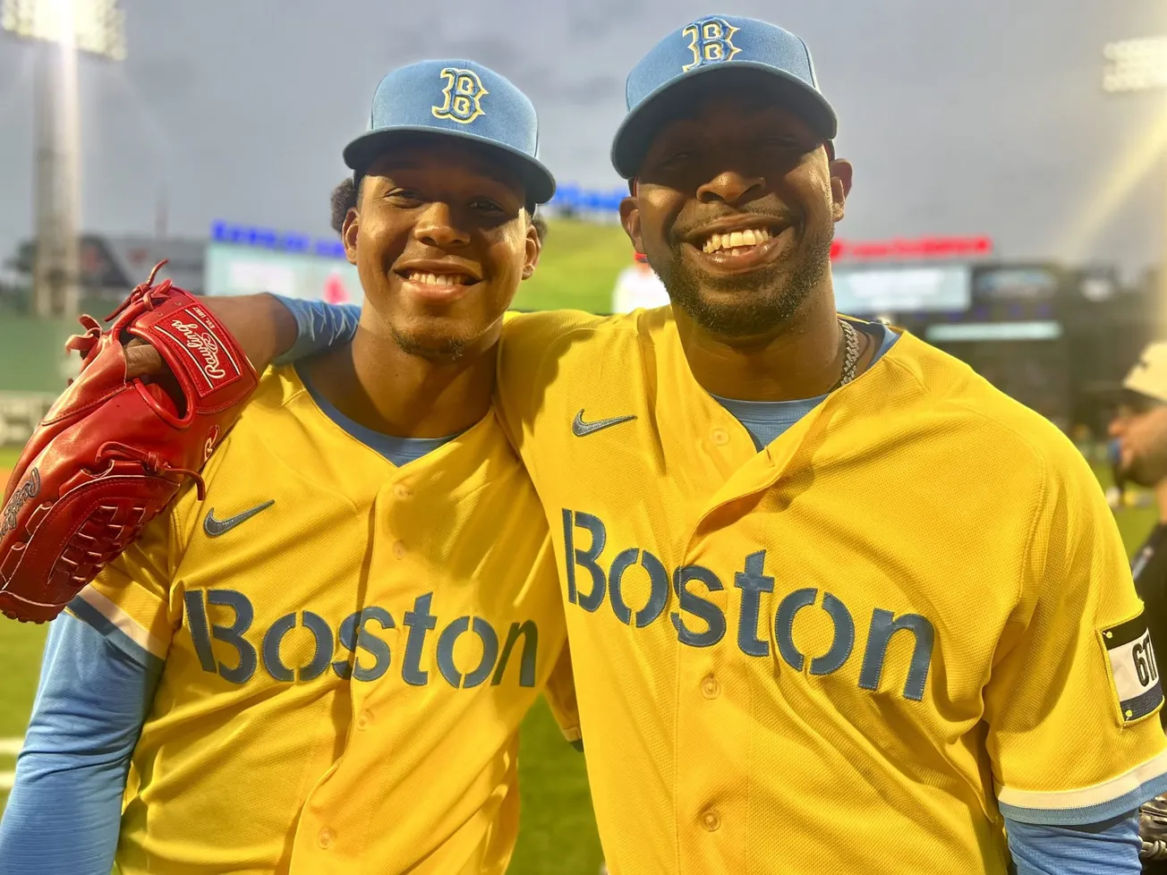 Los pitchers dominicanos, Brayan Bello y Joely Rodríguez, en la noche dominicana 2023 de los Red Sox en Fenway Park. Foto: Ro
