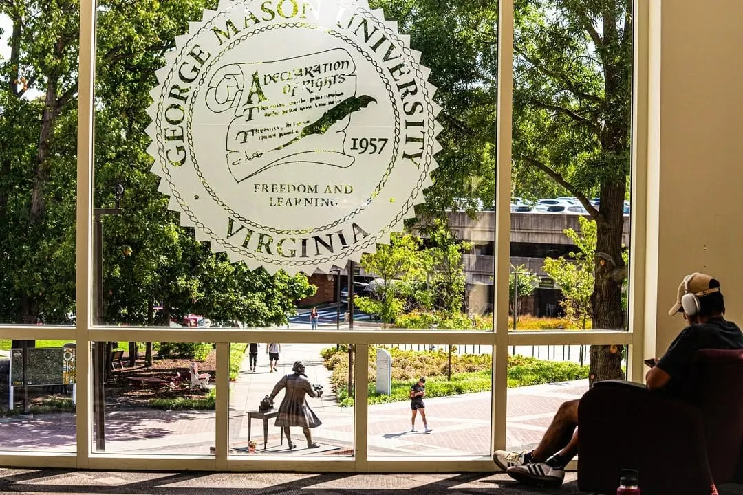 La Universidad George Mason se enfrenta a críticas por prohibiciones a estudiantes activistas pro palestinos