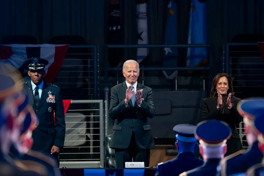 Puntos de conversación familiares de Biden en sus comentarios finales