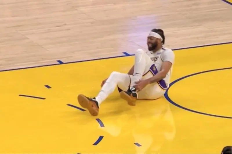 Anthony Davis se lesiona en debut con Mavericks, un mes fuera