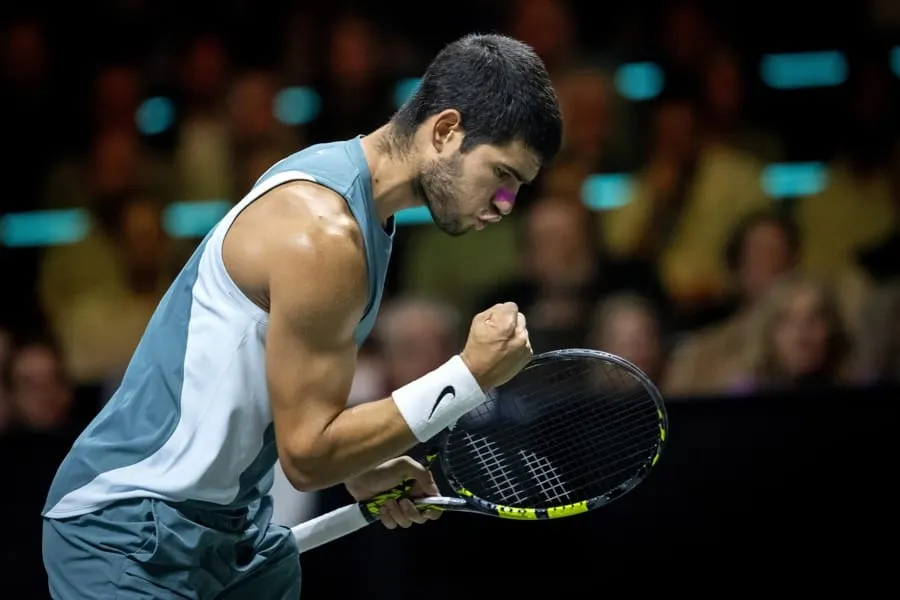 Alcaraz conquista Rotterdam y suma trofeo en nueva superficie