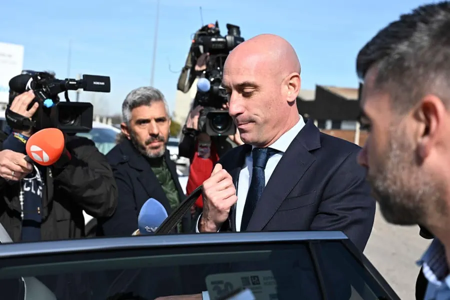 Rubiales se libra de la cárcel: solo multa por el beso a Jenni Hermoso