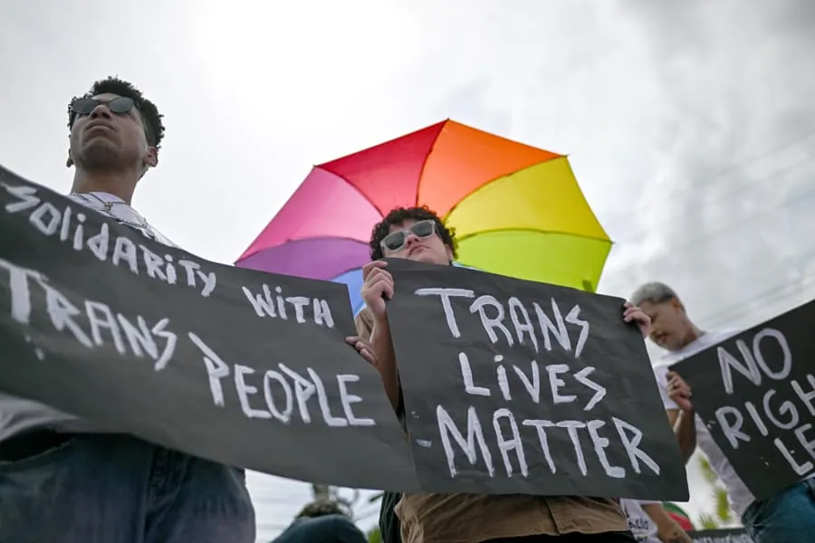 Trump firma orden que excluye a mujeres transgénero de deportes femeninos