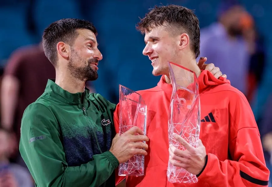 Jakub Mensik sorprende al tenis mundial al vencer a Djokovic en Miami