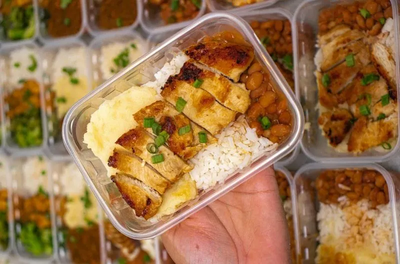 4 consejos para evitar los microplásticos en comida y agua