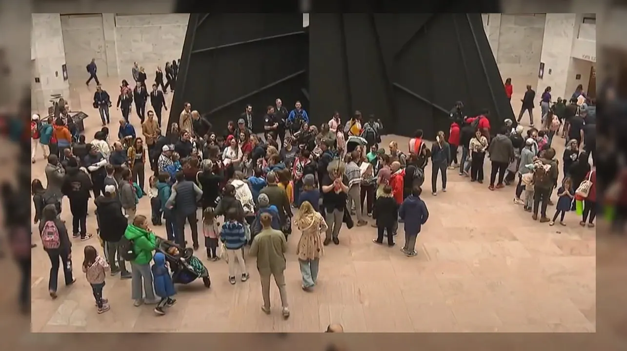 Maestros y familiares protestaron frente al Capitolio para instar a votar contra el recorte presupuestario