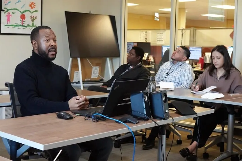 Trabajadores de clínicas comunitarias repasan protecciones constitucionales mientras se avecinan redadas de inmigración