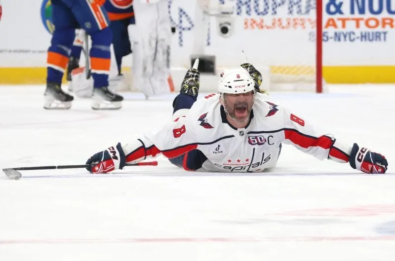 ¡895! Alex Ovechkin rompe el récord histórico de goles en la NHL