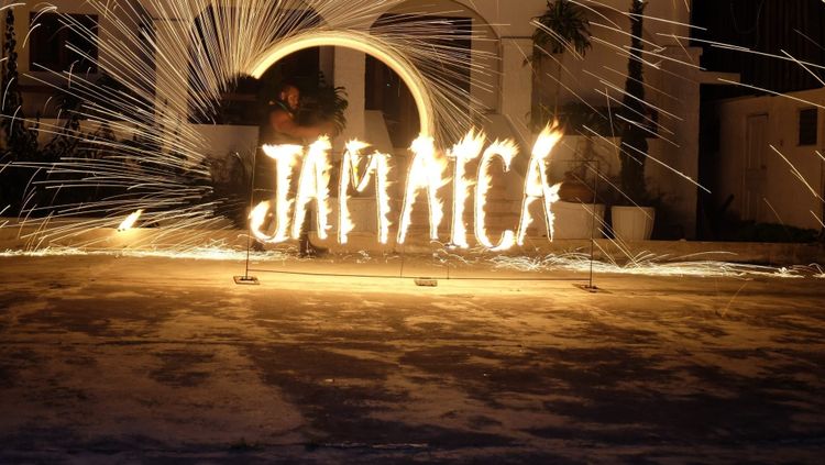 En regardant le spectacle d’un cracheur de feu sur les hauteurs de Murphy Hill, on pense inévitablement à « Burnin’ » une chanson de Bob Marley sortie en 1973 sur le label Island Records.