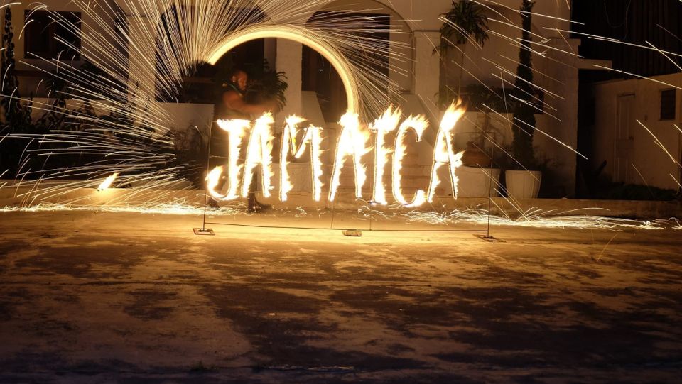 En regardant le spectacle d’un cracheur de feu sur les hauteurs de Murphy Hill, on pense inévitablement à « Burnin’ » une chanson de Bob Marley sortie en 1973 sur le label Island Records.