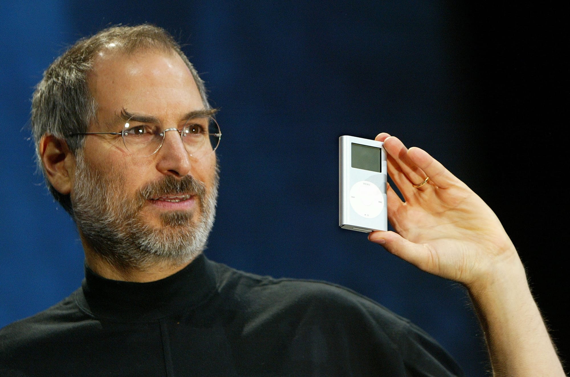 image of Steve Jobs demoing the ipod.