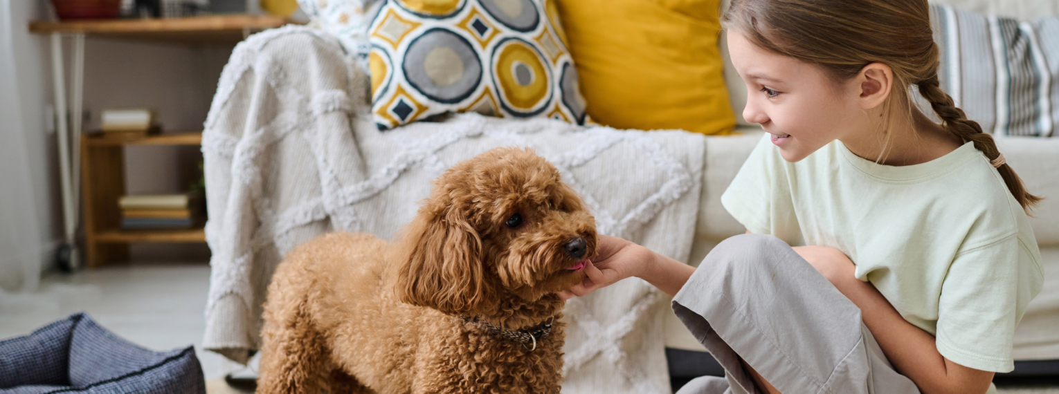 Ein Kind streichelt ihren Hund.