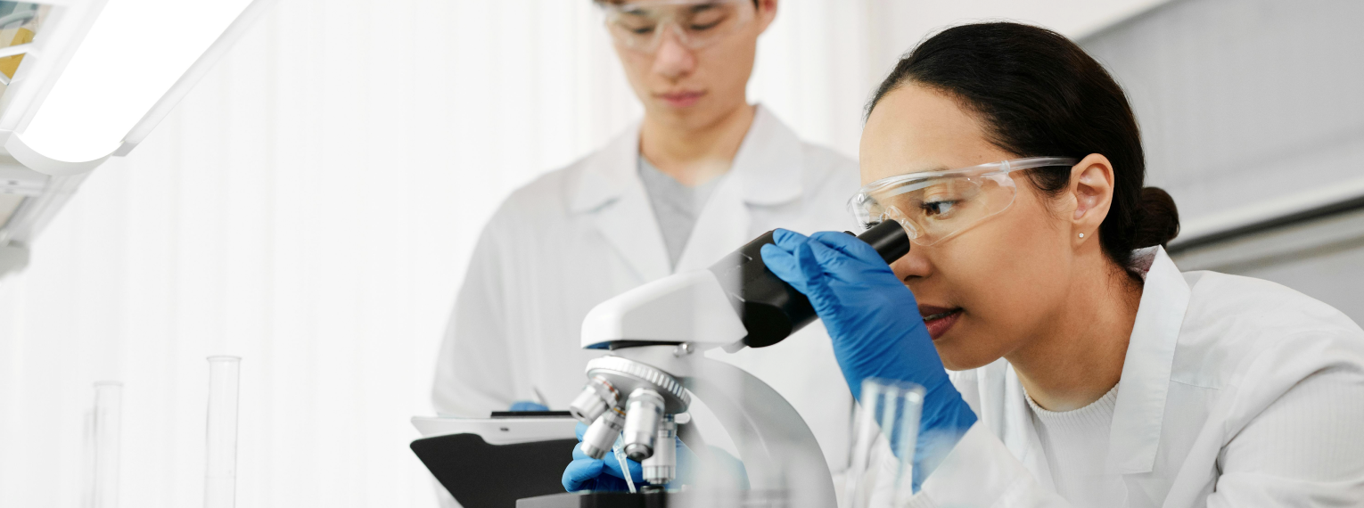 Eine Wissenschaftlerin und Wissenschaftler forschen an den Ursachen von Morbus Addison bei Hunden.