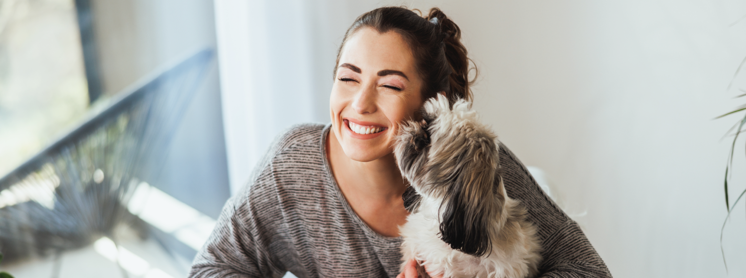 Ein glücklicher Hund und dessen Besitzerin.
