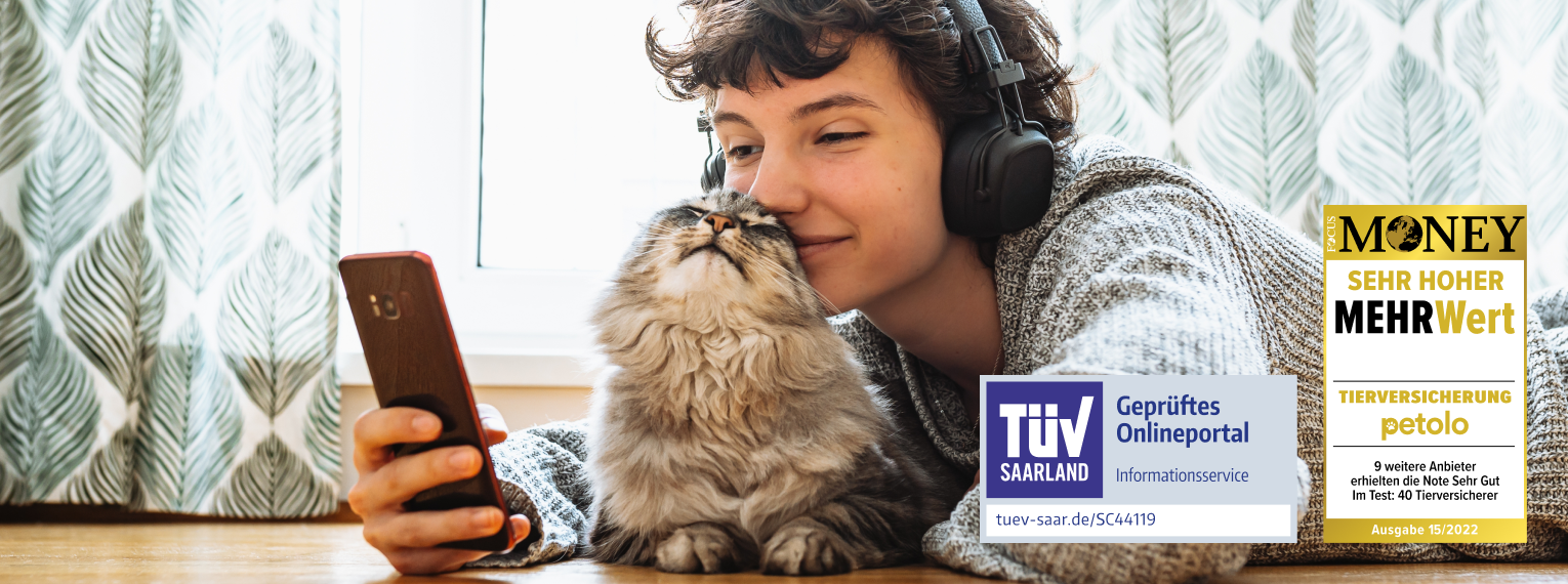 Eine Person mit Handy in der Hand liegt auf dem Boden und kuschelt mit ihrer Katze. Zudem sind das TÜV-Siegel für geprüfte Onlineportale und die Auszeichnung "sehr hoher Mehrwert" von Focus Money abgebildet.