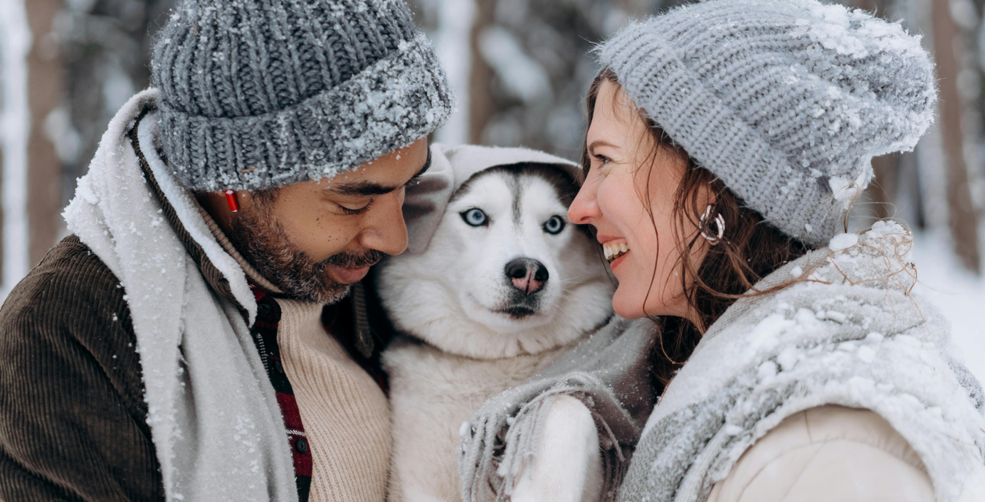 Ein Husky und seine Besitzer.