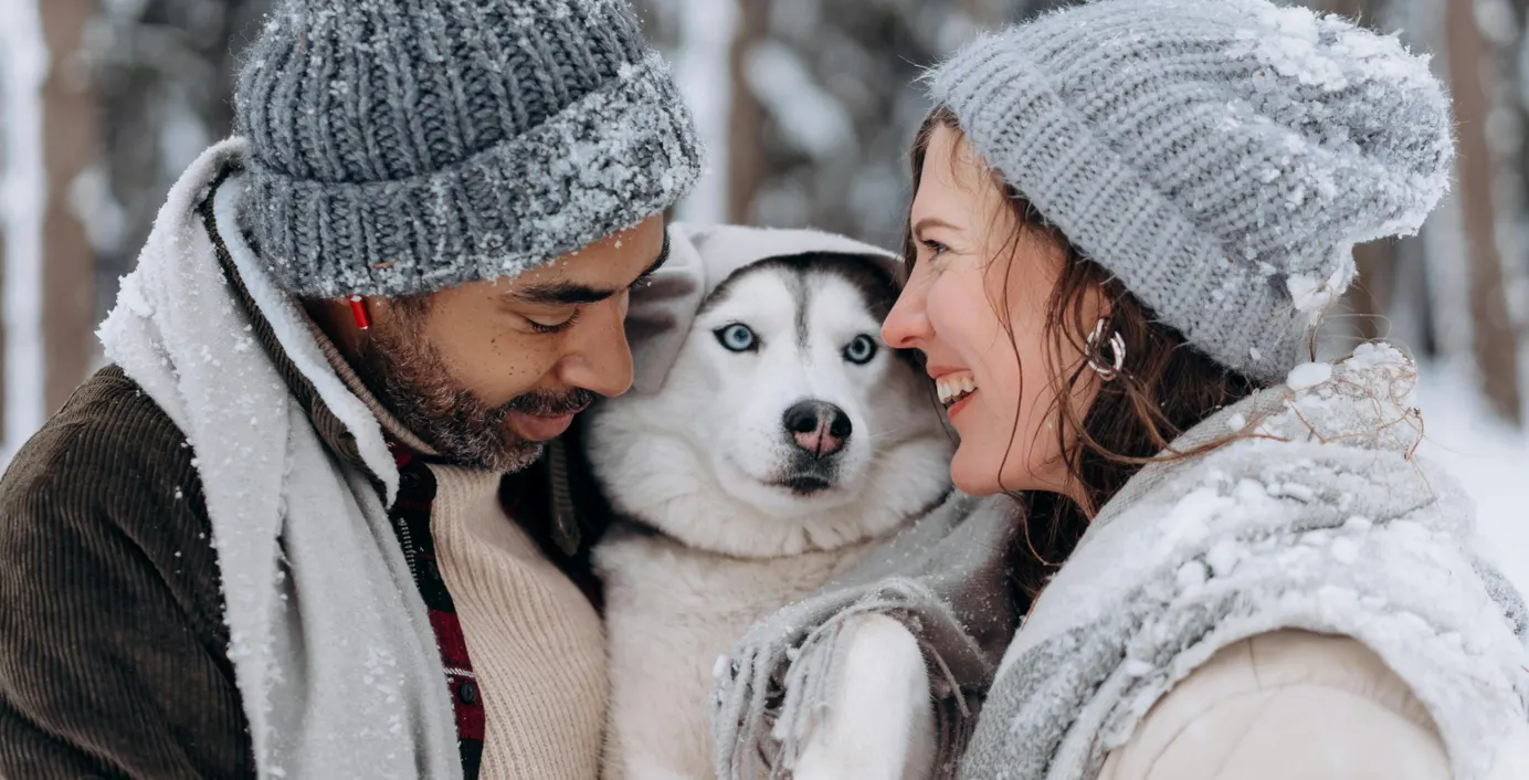 Ein Husky und seine Besitzer.