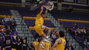 Coyotes cruise to eighth straight win downing Eagles 90-71