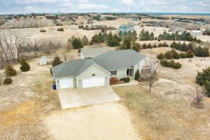 Home of the Day: Charming Country Retreat – 4 Acres with Golf Course Views