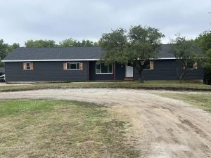Spacious Renovated Ranch on 2.87 Acres – 5117 E Country Club Rd, Salina