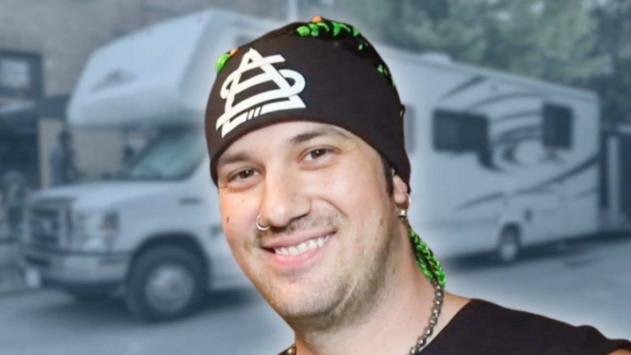 Above Snakes - BUS INVADERS Ep. 1817 [VIDEO]