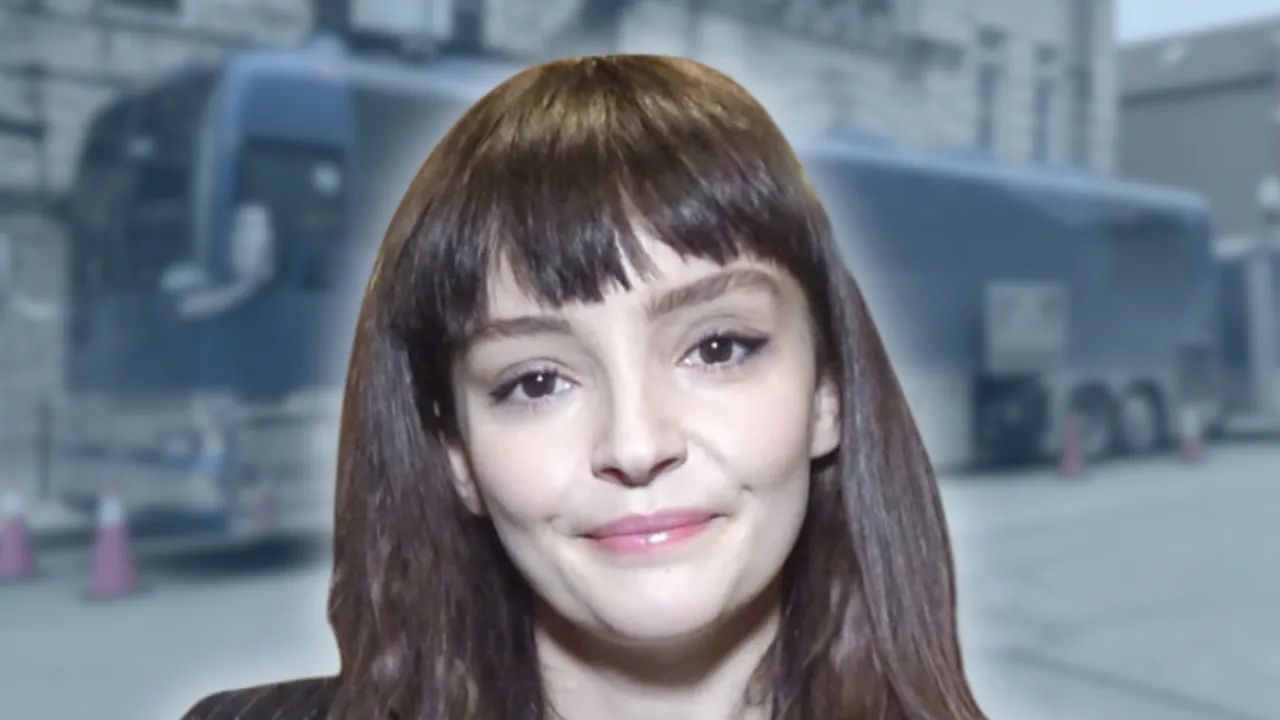 Lauren Mayberry - BUS INVADERS Ep. 2015 [VIDEO]