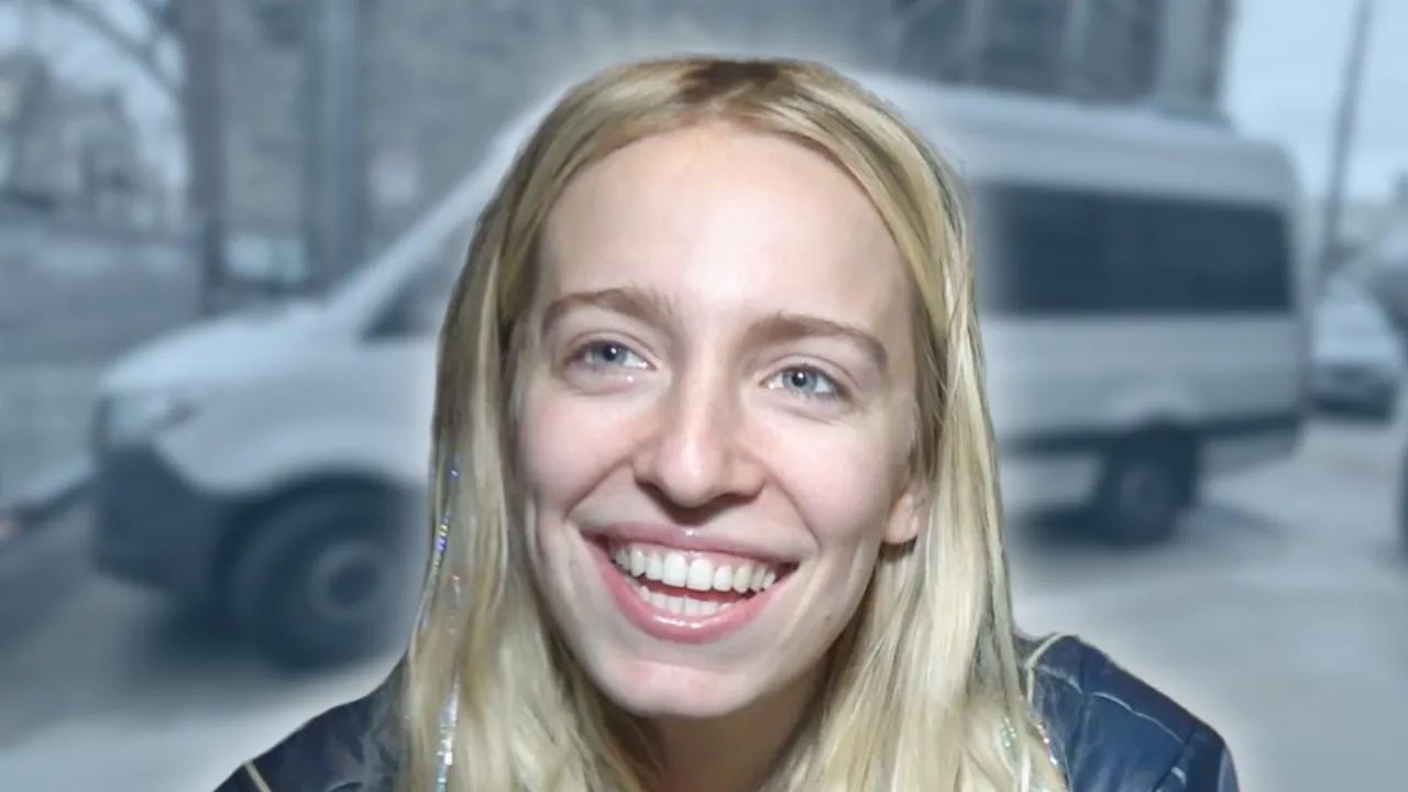 Maude Latour - BUS INVADERS Ep. 2041 [VIDEO]