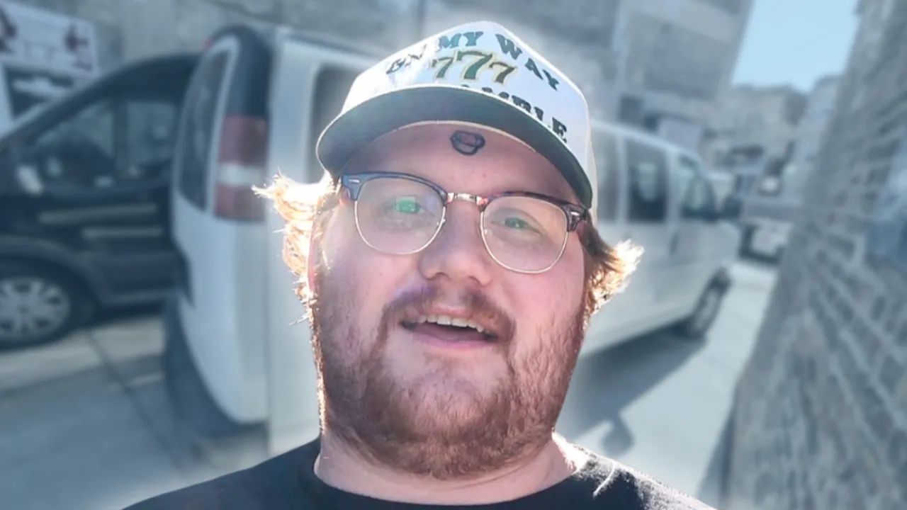 Harrison Gordon - BUS INVADERS Ep. 2061 [VIDEO]
