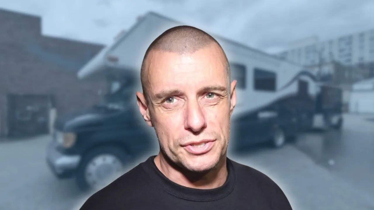 King Parrot - BUS INVADERS Ep. 2205 [VIDEO]