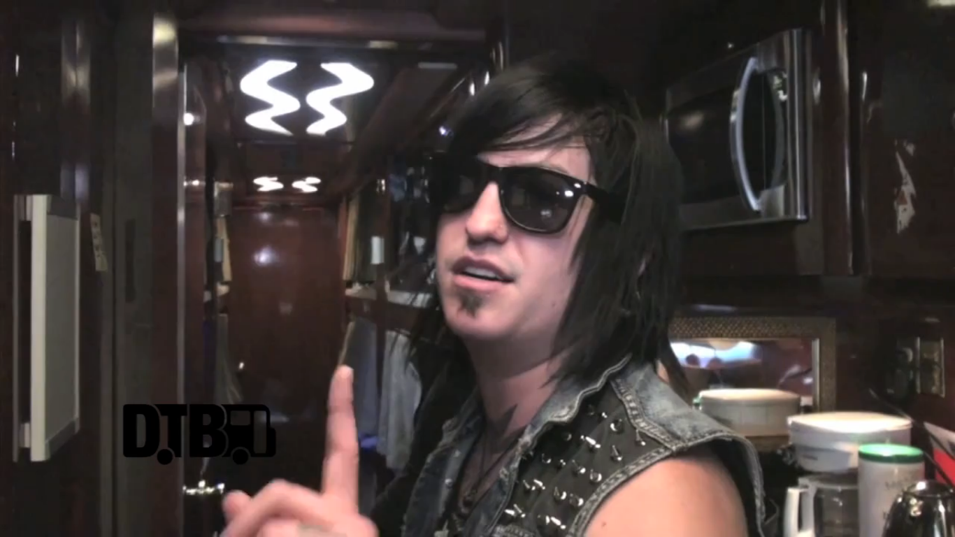 Escape The Fate – BUS INVADERS Ep. 464 [VIDEO]