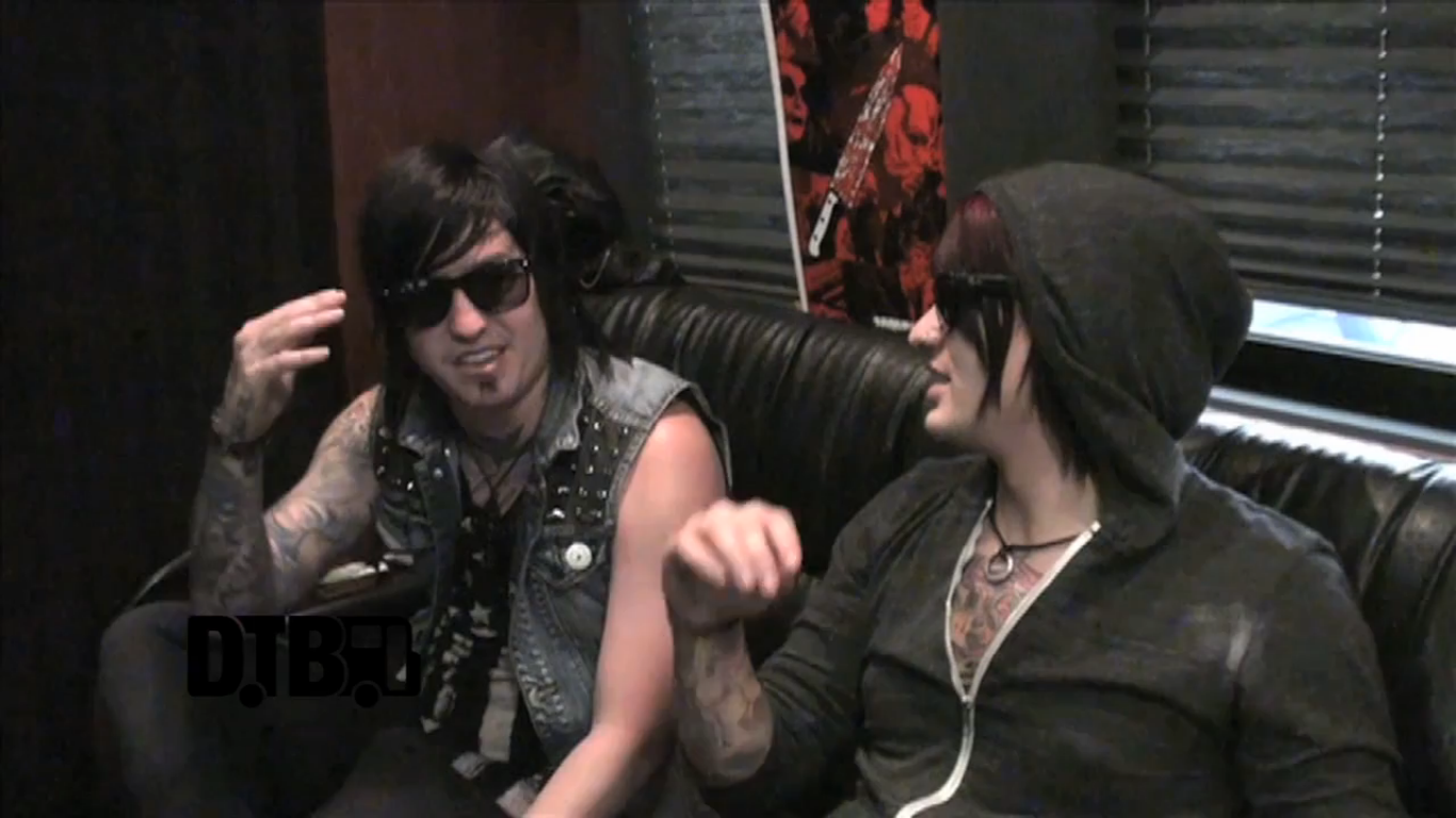 Escape The Fate – CRAZY TOUR STORIES [VIDEO]