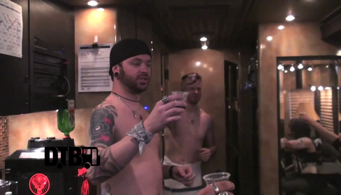 Hinder – BUS INVADERS Ep. 478 [VIDEO]