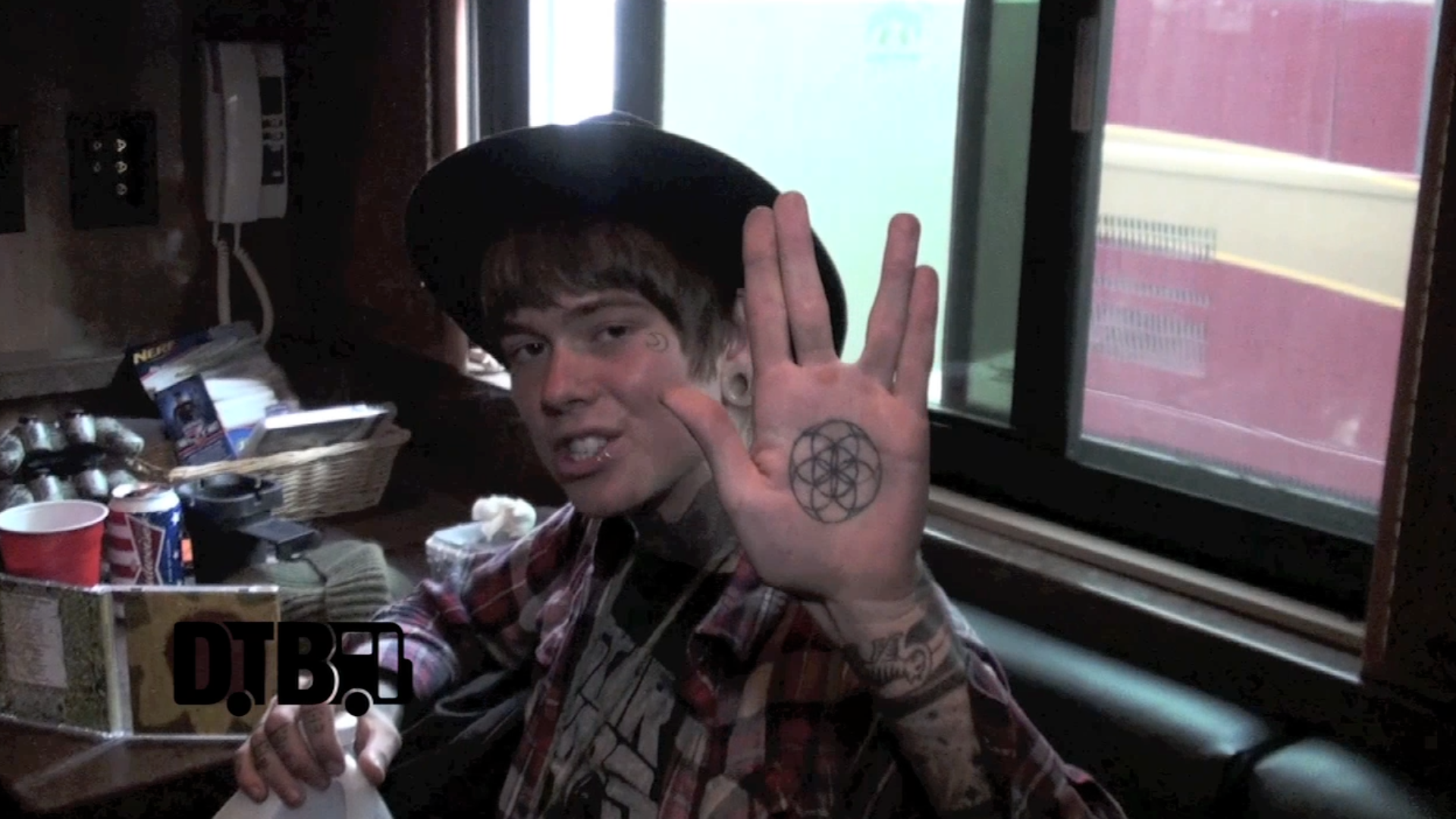 Never Shout Never – CRAZY TOUR STORIES [VIDEO]