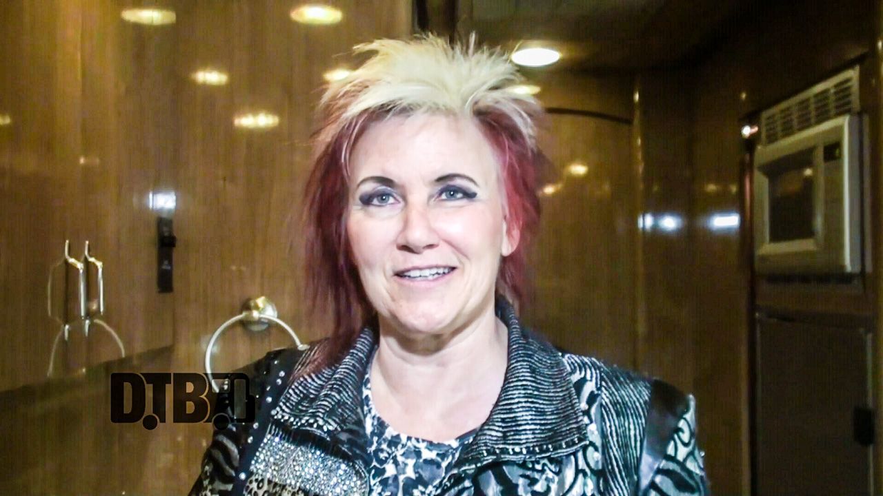 Jennifer Batten – BUS INVADERS Ep. 994 [VIDEO]