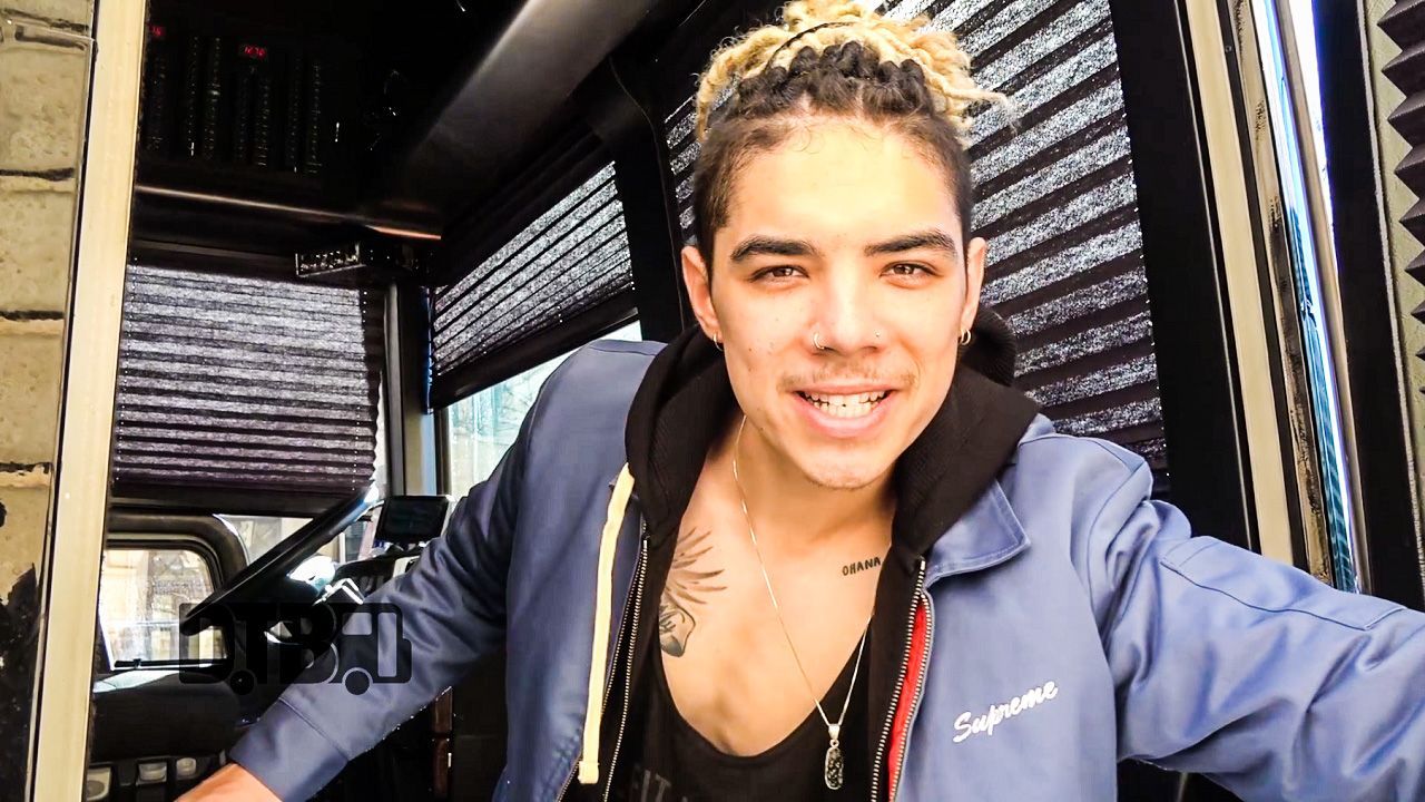 William Singe – BUS INVADERS Ep. 1142 [VIDEO]