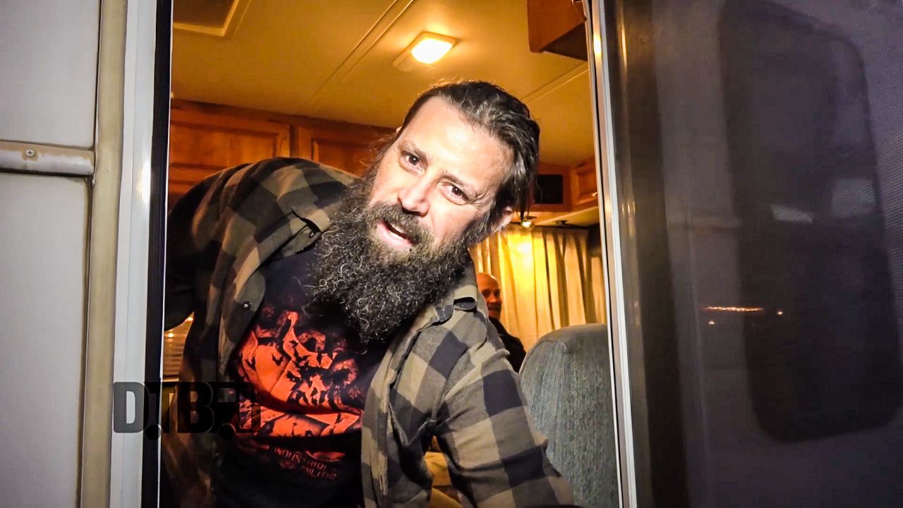 Azreal – BUS INVADERS Ep. 1170 [VIDEO]